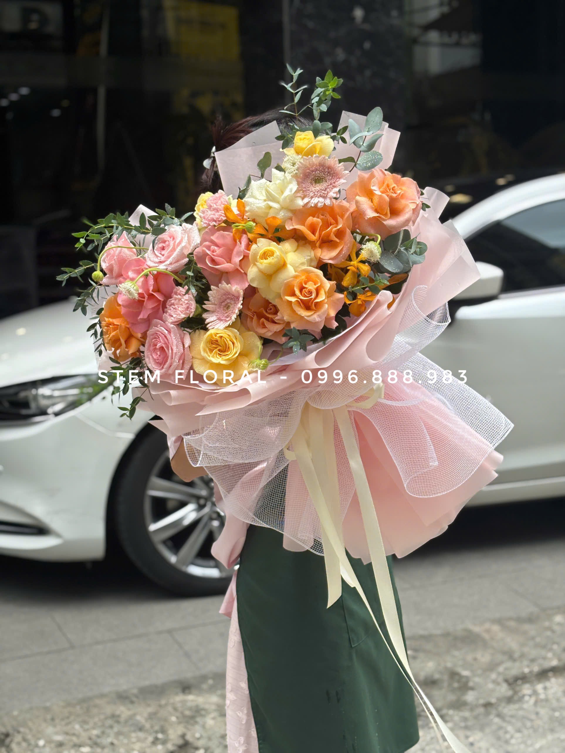 Sắc đào bên hồng — Hoa hồng sắc đào, vàng ấm và hồng được phối cùng những cánh hoa sáng màu