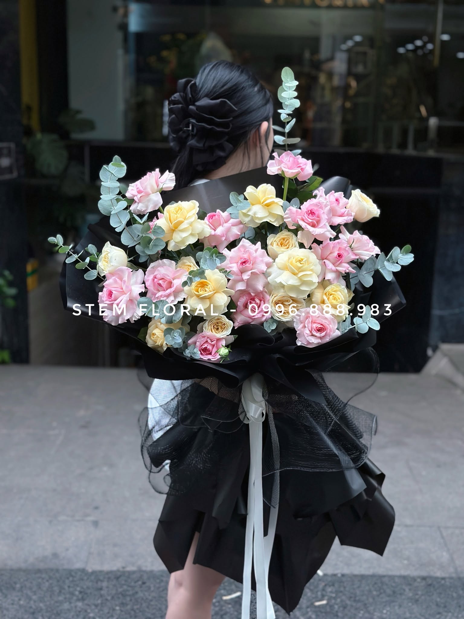 Vườn hoa pastel trong giấy đen — Hoa hồng màu hồng phấn và vàng kem phối lá xanh trong giấy đen