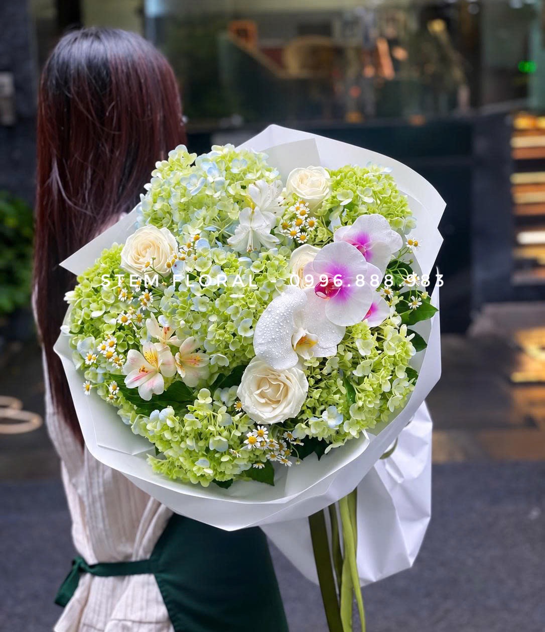Vườn xanh trắng trao tay — Cẩm tú cầu xanh non phối hoa hồng trắng và lan hồ điệp trắng tím — góc 1